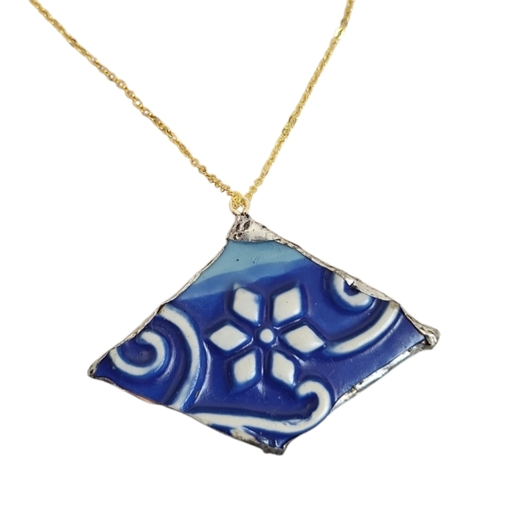 Upcycled Temptations Gold Plated Broken Ceramic Snowflake Necklace - Picture 3 of 4